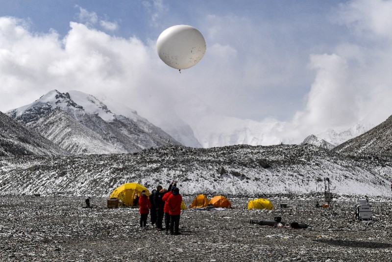 在珠峰登山大本营,科研人员放飞无线电探空气球(4月30日摄) 