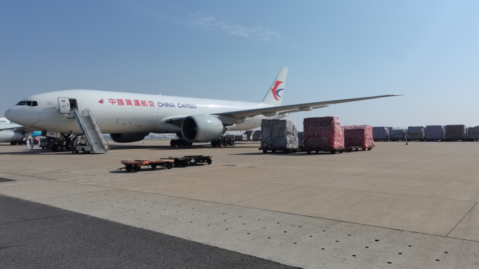 航空物流恢复中,20余吨服装从上海空运至阿姆斯特丹
