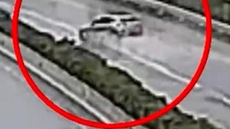 驚險！雨天車輛失控180度“漂移”