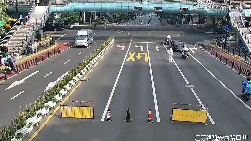 交警在江苏路延安西路设卡检查