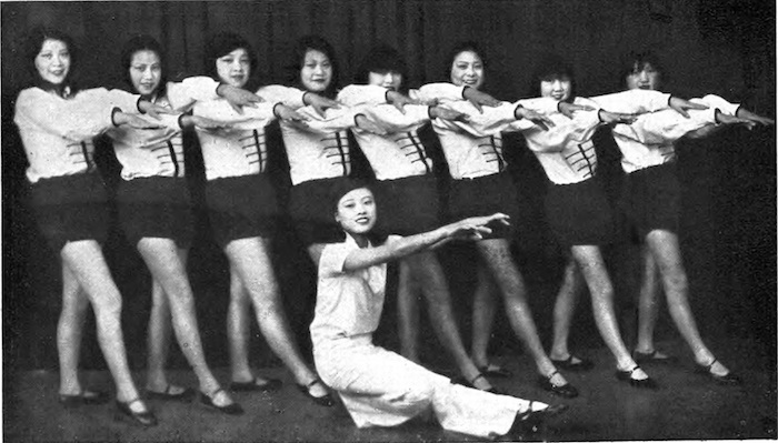 周璇（后排右一）、白虹（右三）1933年参演《泡泡舞》，该舞由胡笳（前排）主演