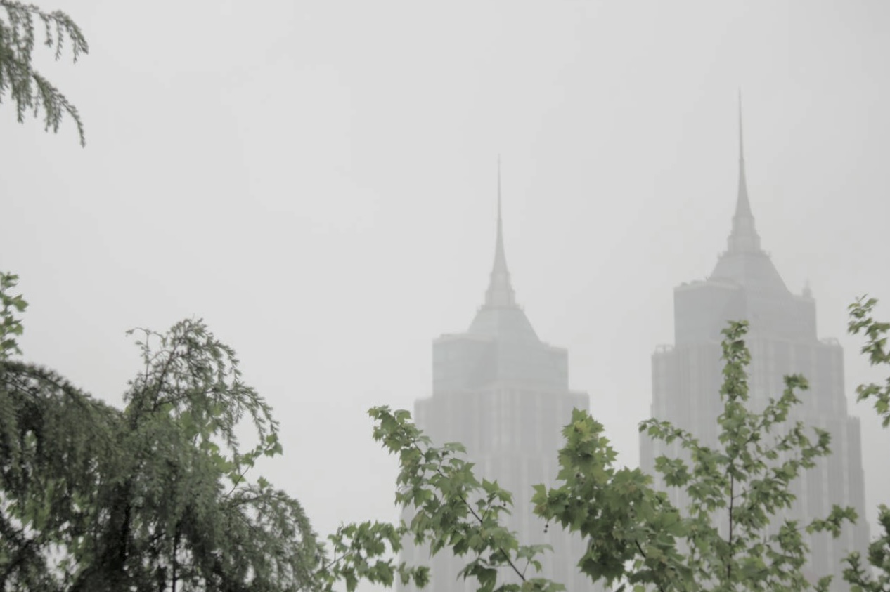 2022年4月13日，上海。冷清的环球港，下雨了，雾蒙蒙。鲍依兰 图