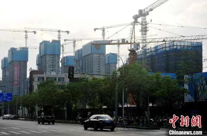 资料图:正在建(jian)设(she)中的(de)房地产楼盘。中新社记者 张斌 摄