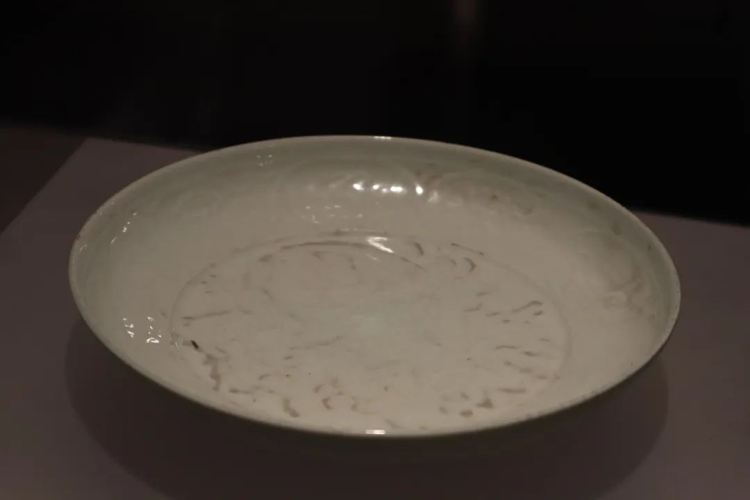 卵白釉印花“太禧”銘盤 元后期
