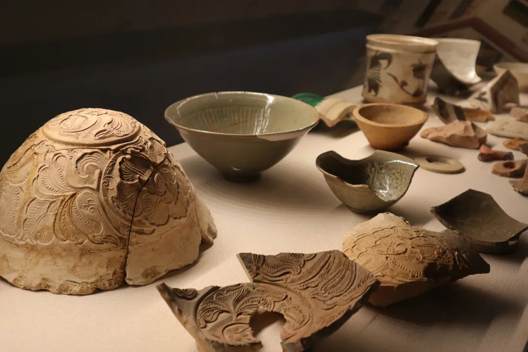 學院發掘的部分窯址窯具及瓷器標本 來源有越窯、龍泉窯、臨汝窯、洪州窯、磁州窯等。