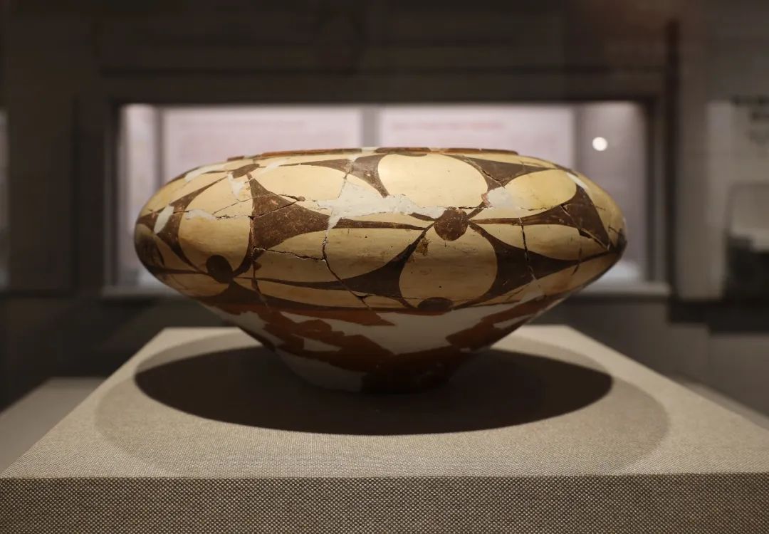 花卉紋彩陶罐 新石器時代晚期 1996年河南省鄧州白莊村八里崗遺址出土