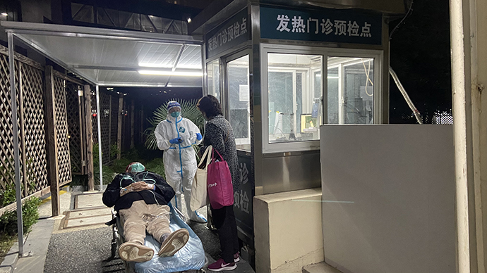 急救小组把病人送到发热门诊预检区。
