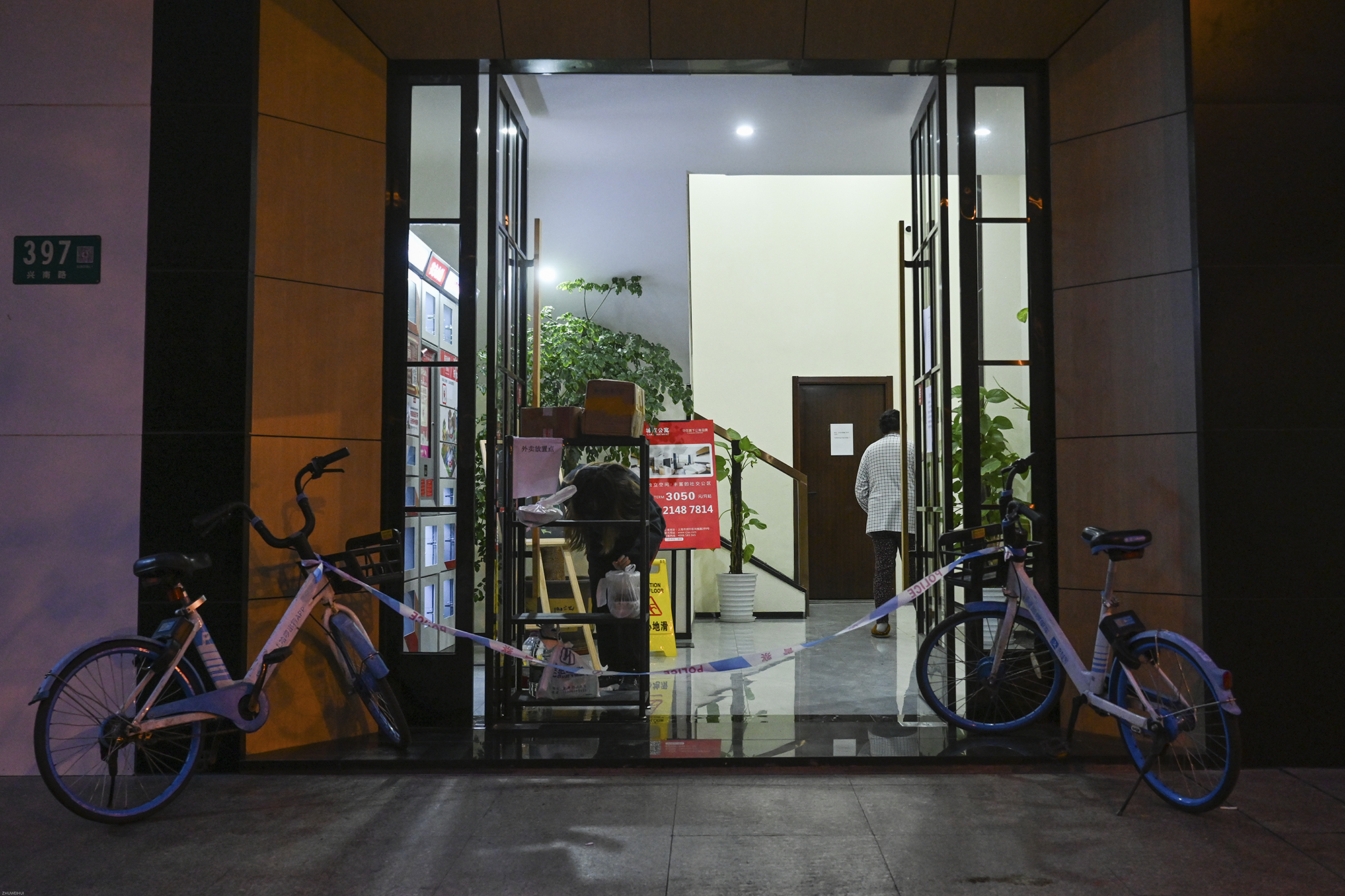 2022年3月22日晚，上海，小区旁边的一间酒店公寓被两辆共享单车拉起的警戒线拦着。 本文图片均为 澎湃新闻记者 朱伟辉 图