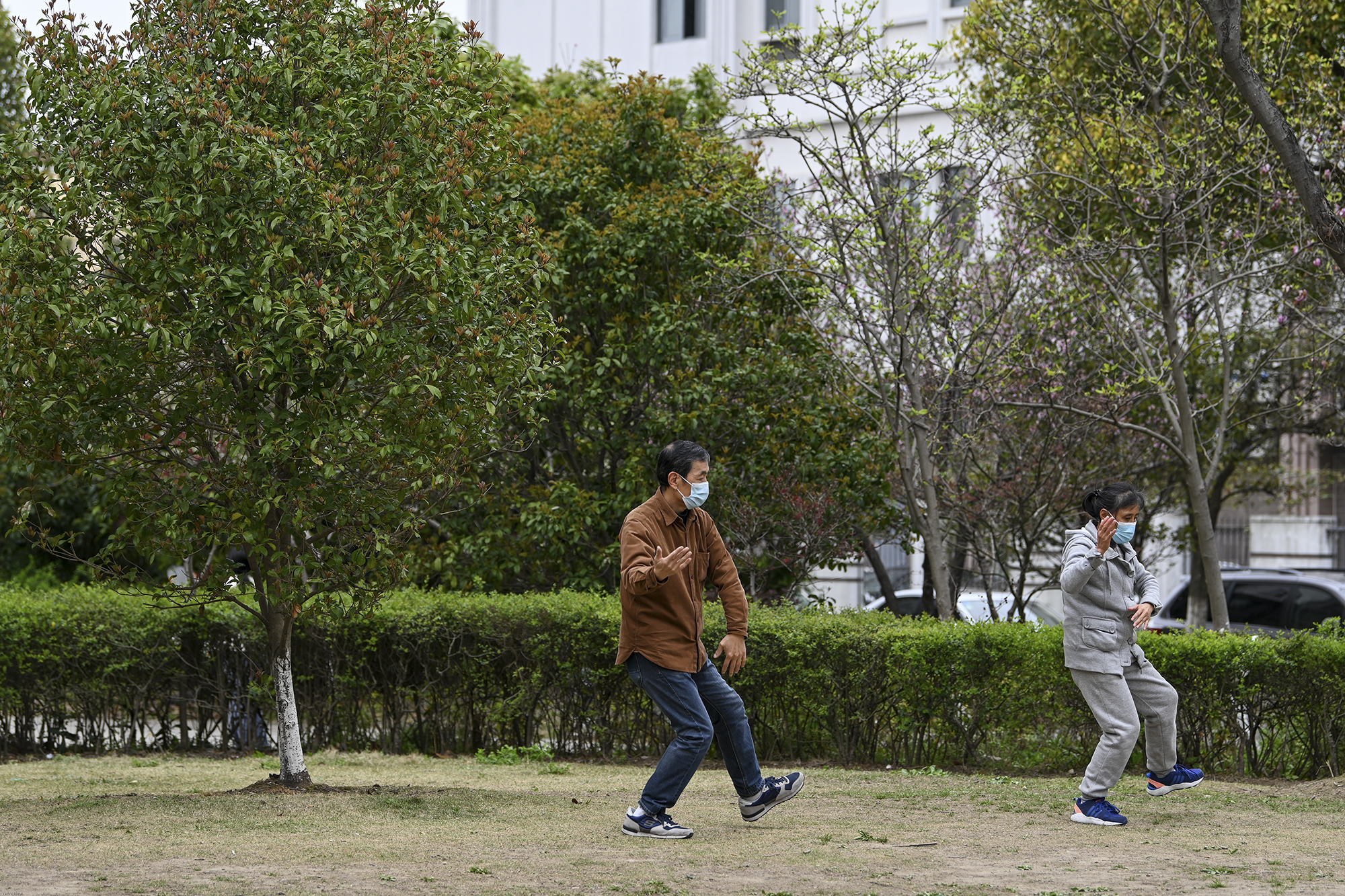 2022年3月27日，上海晶华坊，两位居民戴着口罩在打太极拳。