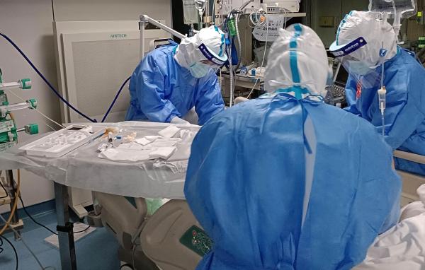 湖北援沪医疗队医护和上海第九人民医院医护人员一同携手，抢救57岁新冠肺炎危重患者。