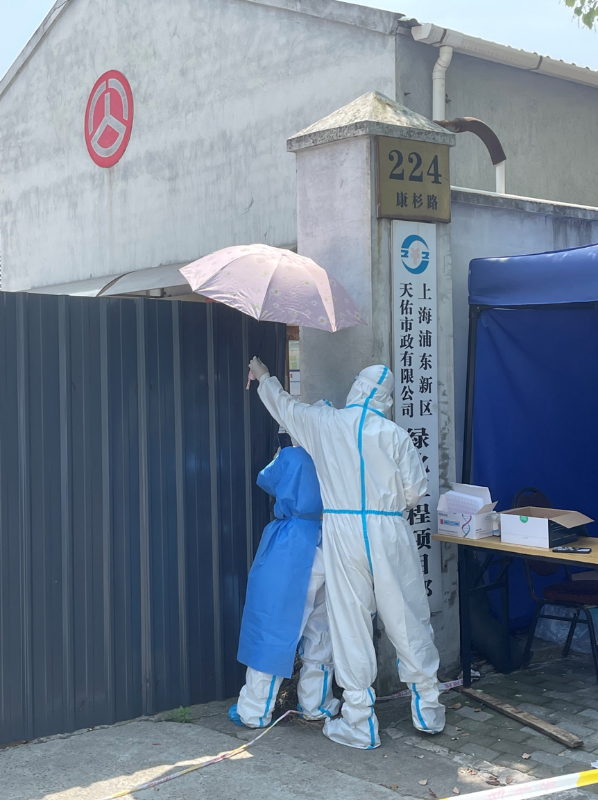 志愿者为吴贝贝撑起一把伞。