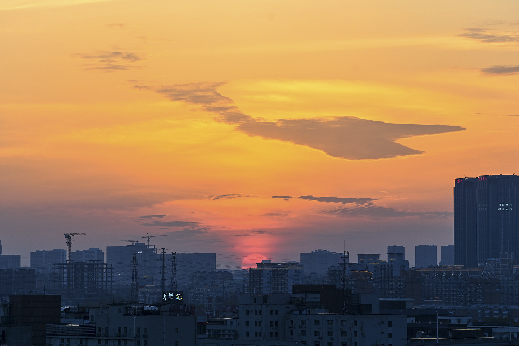 2022年4月4日，上海晶华坊，今晚的夕阳蛮好看的，除了看不到往常起降的飞机。