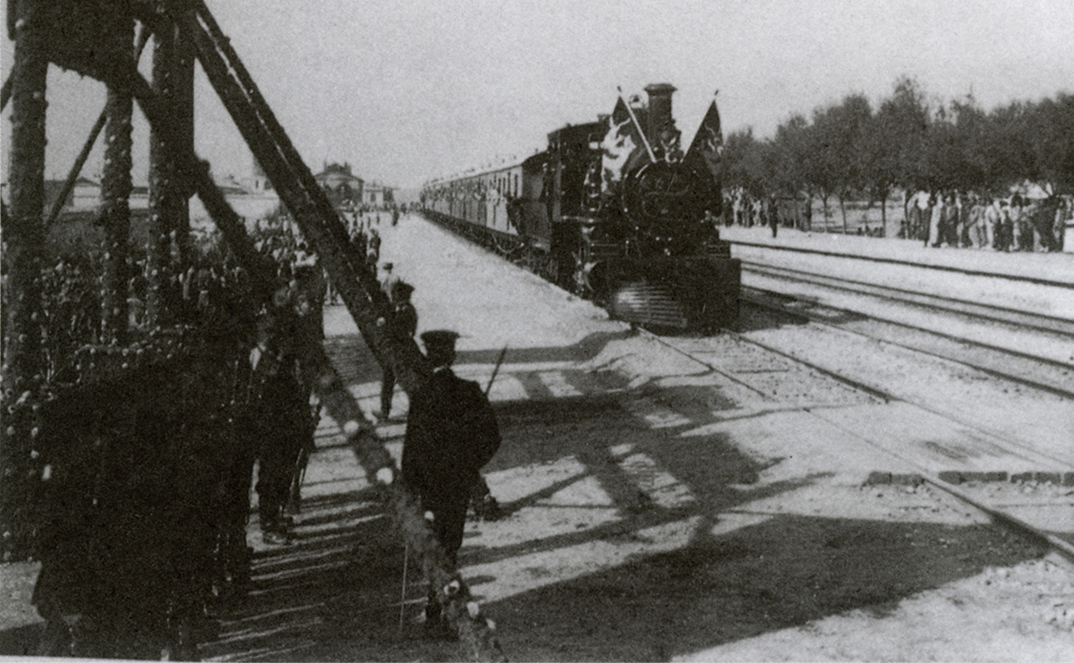 1909年10月2日,清朝政府修建的京张铁路通车典礼上,南口茶会专列入站情景
