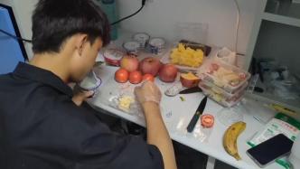 班长送全班同学自制水果捞：每个季节都给他们准备“小心意”