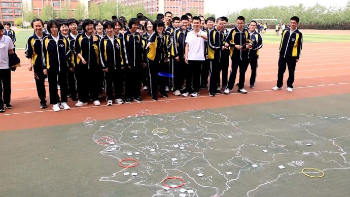 地理老师手绘中国地图让高三学生套圈解压：想考哪里套哪里