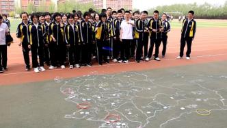 地理老师手绘中国地图让高三学生套圈解压：想考哪里套哪里