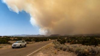 美国新墨西哥州山火持续，大风给灭火工作带来困难