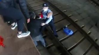 旅客掉下高铁站台血流不止，民警飞身跳下托起