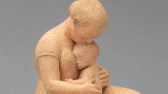 在MoMA的《母亲和孩子》雕塑中，寻找宁静
