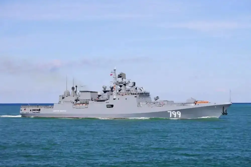 “馬卡羅夫海軍上將”號護衛艦。
