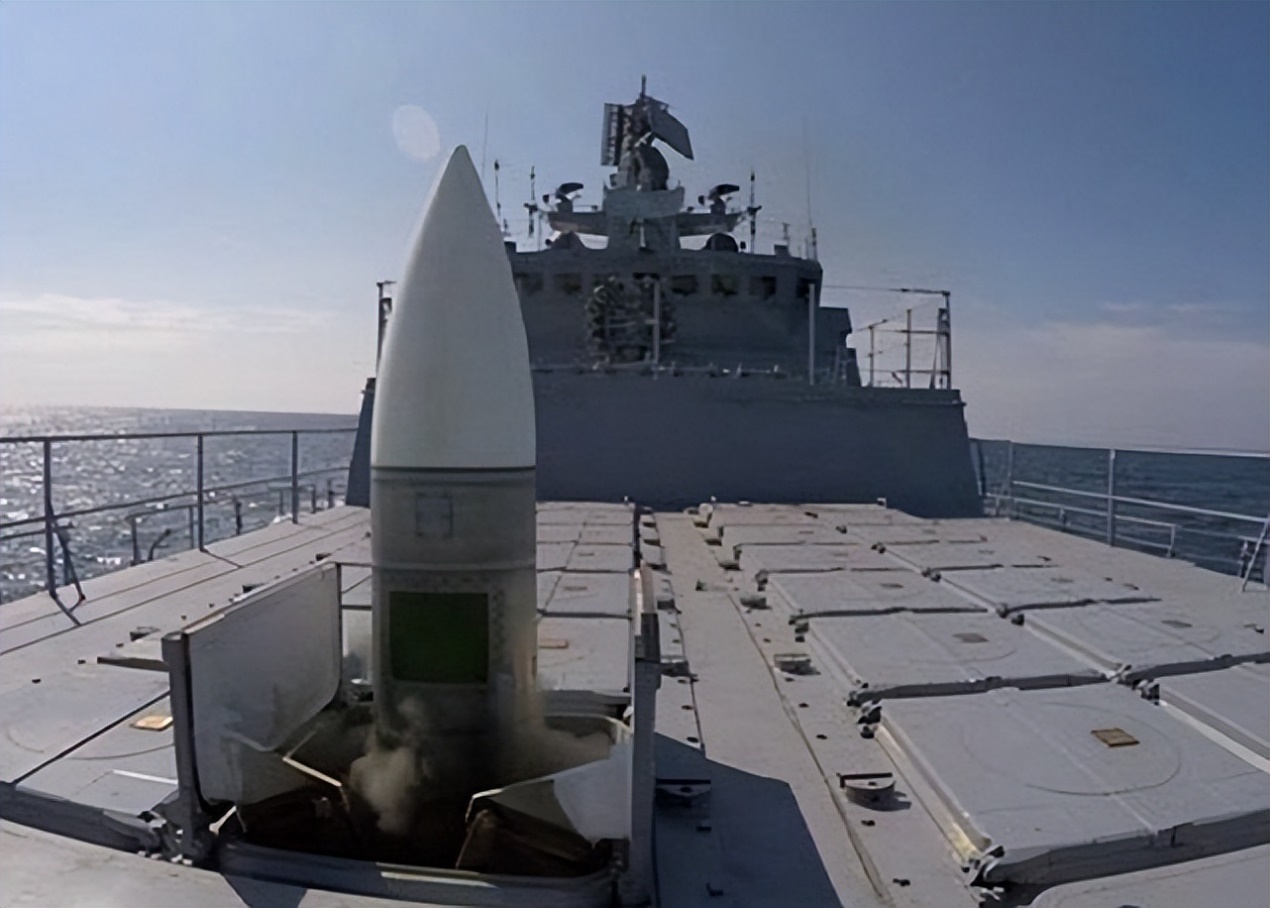 11356M型護衛艦發射防空導彈，由于采用垂直發射裝置，具備更強的區域防空能力。