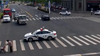 警车“挡道”30秒护送老人过马路