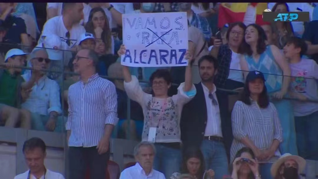 现场球迷涂抹了纳达尔的名字，支持阿尔卡拉斯。