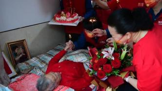志愿者为108岁老党员庆生，一起包饺子共度母亲节