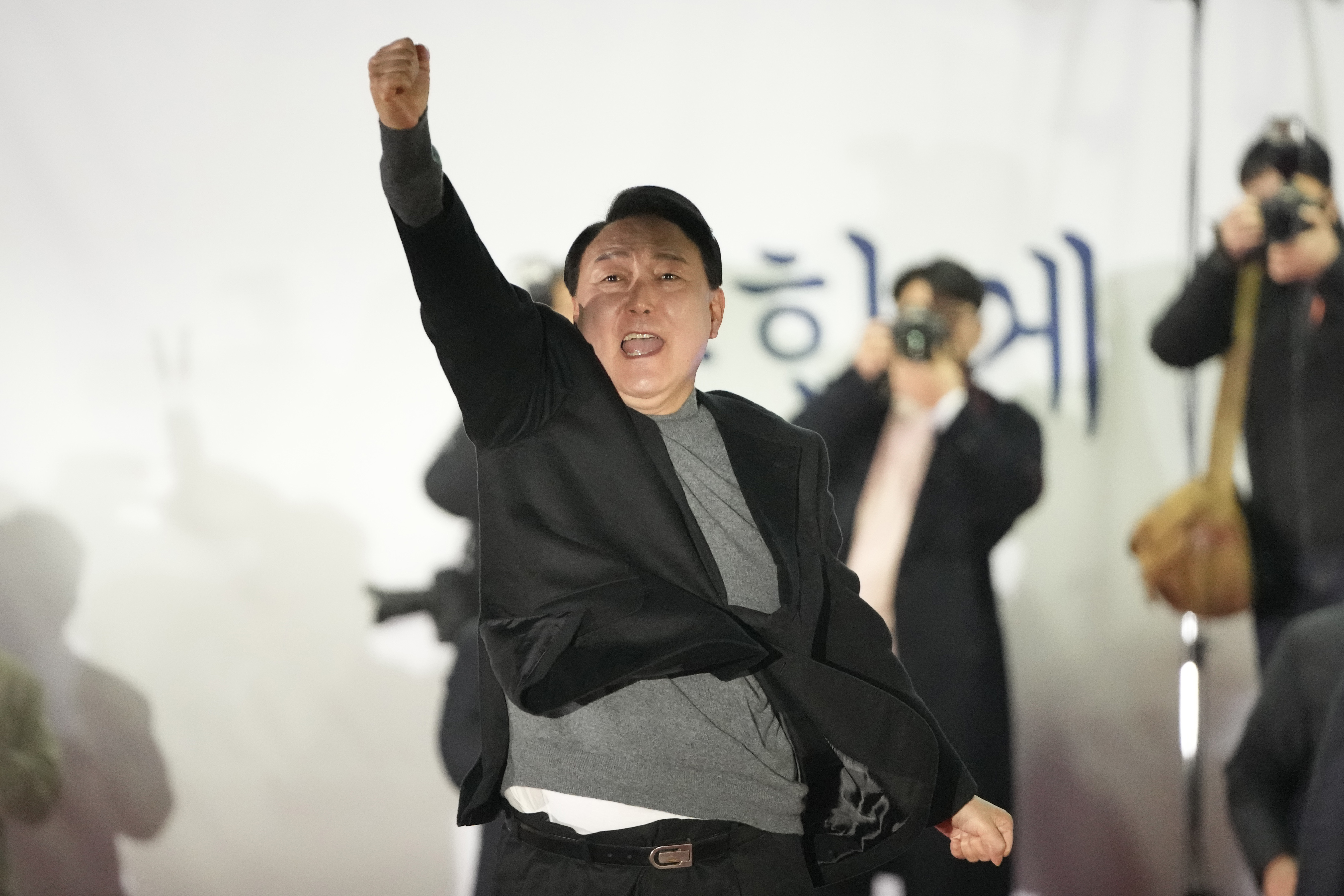 "青瓦台时代"落幕,韩国新总统尹锡悦宣誓就职_上直播