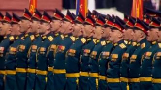 普京与红场士兵高喊“乌拉”：“胜利属于俄罗斯军队和人民”
