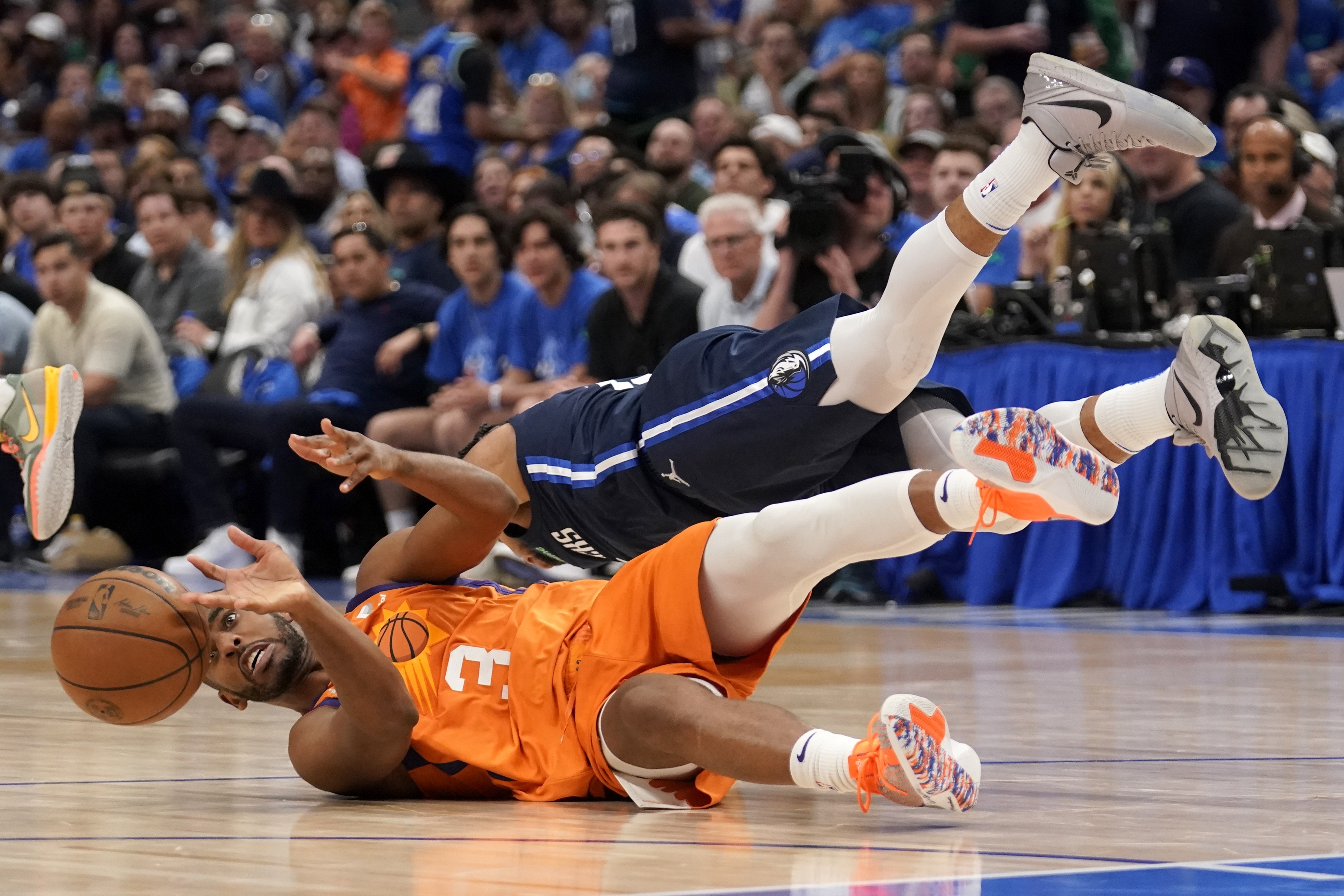 纵观季后赛老戏骨斗不过小鲜肉保罗还是被裁判演了