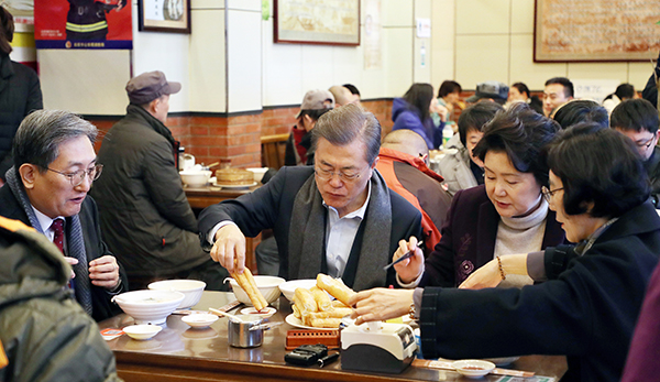 2017年文在寅访华时与夫人在北京一家早餐店里吃油条喝豆浆。 视觉中国 图