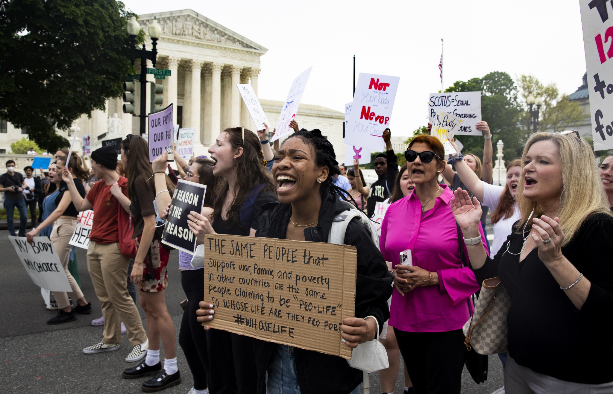 2022年5月4日，支持堕胎和反堕胎人士在美国最高法院外举行抗议活动。