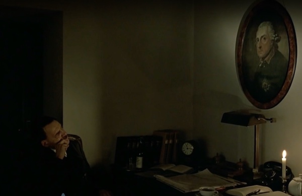 电影《帝国的毁掉》中的一个场景688欧美人禽杂交狂配，布鲁诺·冈茨饰演的希特勒在地堡的书斋中，望着弗里德里希大王的画像