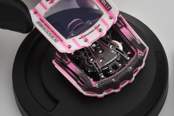 粉色是不止出现在表壳上，更深入机芯。