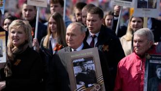 纪念卫国战争胜利，普京手持父亲照片参加“不朽军团”游行