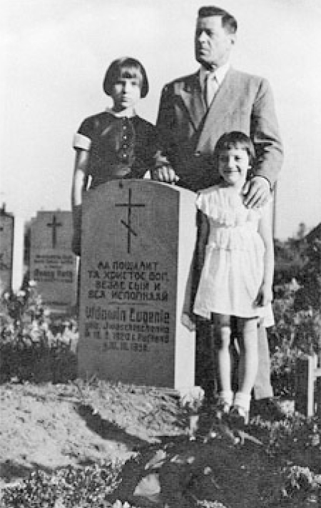 娜塔莎·沃丁、妹妹与父亲，背后是母亲的墓碑（《暗影中的人》书中插图）