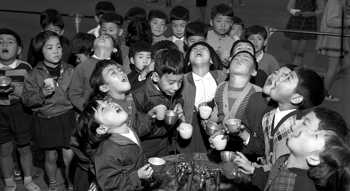 1957年11月，日本东京的学校爆发了流感。在小学，他们规定孩子们早上上课前漱口，以防感冒。