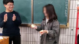 高二女生課上體驗手撕蘋果，老師：知識讓她們更愛物理