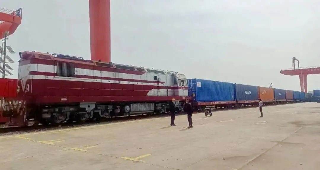 搭载43个40尺集装箱、价值1000多万美元有色金属原材料的“中欧班列-上海号”，5月2日从哈萨克斯坦阿腾科里运抵上海闵行站。本文图均为 闵行区 供图