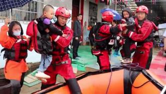 桂林强降雨致河水暴涨，消防紧急转移幼儿园27名被困师生