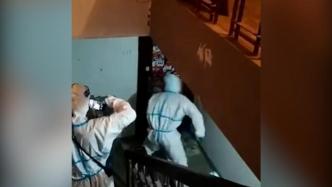 上海有“大白”强行破门进入居民家？实为警察抓捕犯罪嫌疑人