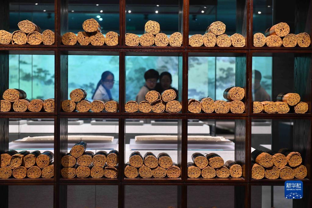 参观者在山东曲阜孔子博物馆内参观（2018年11月26日摄）。新华社记者 朱峥 摄