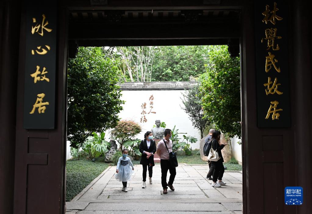 游客在福州三坊七巷的林觉民·冰心故居参观（2021年4月18日摄）。新华社记者林善传摄