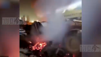 柳州一居民區(qū)旁空地火光沖天，螺螄粉廠小哥借來鏟車救援