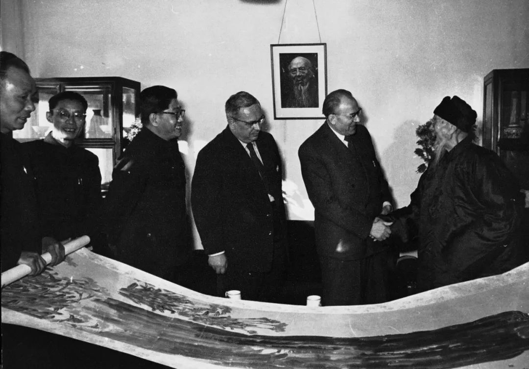 齐白石和格罗提渥总理一起看画。