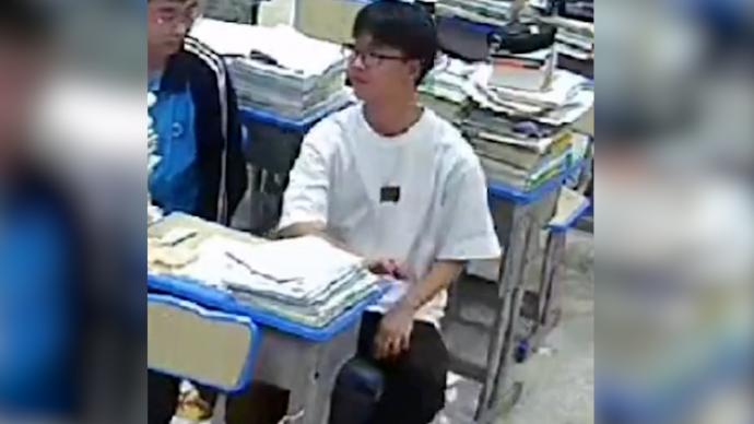 男生給籃球放氣,同學爆笑接梗“快高考了,怎能放棄呢”