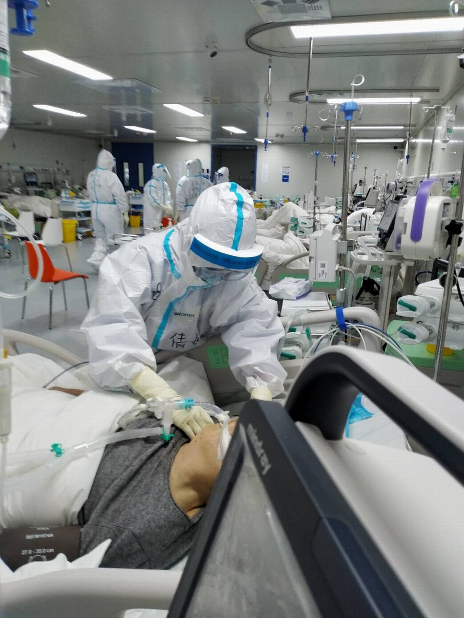 戴倩在武汉雷神山医院隔离病房护理患者.