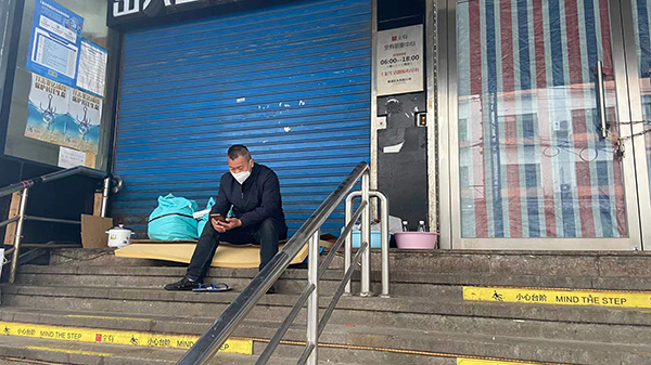 在黄浦区永寿路一座商厦底层的台阶上，陈朝松在这里住了一星期。 澎湃新闻记者 巩汉语 图