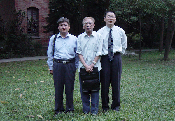 作者与蔡鸿生、章文钦先生在中山大学陈寅恪先生故居金明馆前合影。2003年10月29日，周维强博士摄。